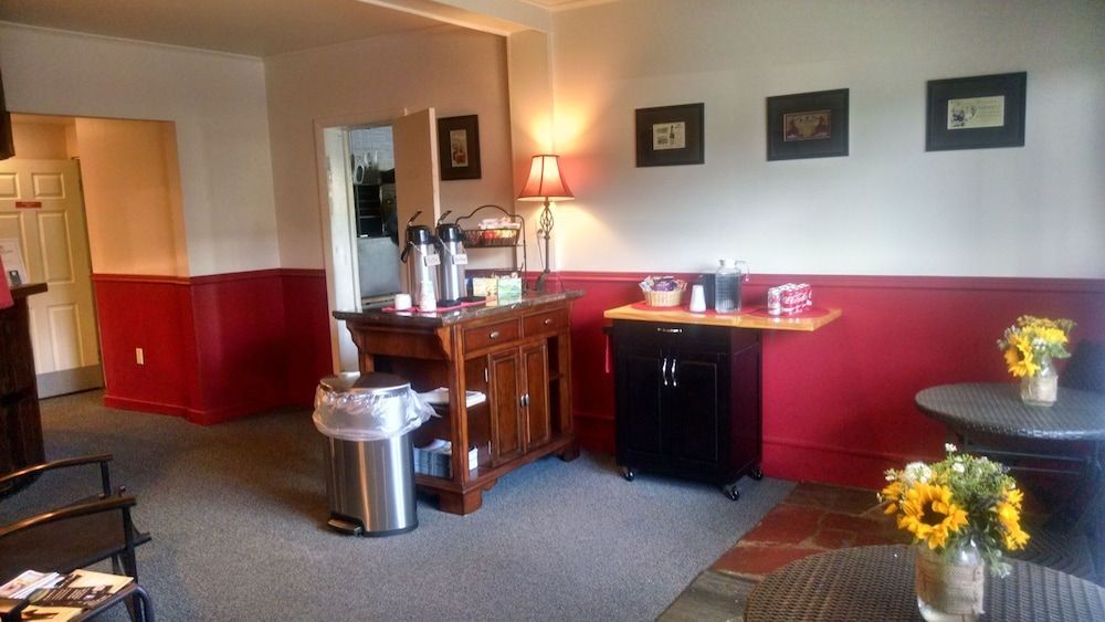 Vinehurst Inn And Suites 2