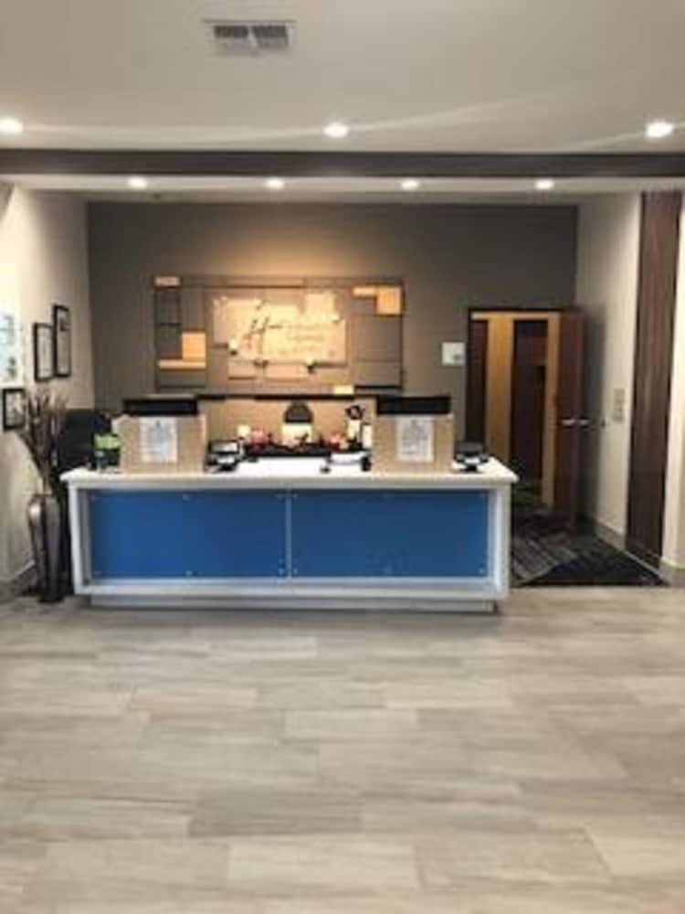 Holiday Inn Express & Suites ENNIS by IHG 2