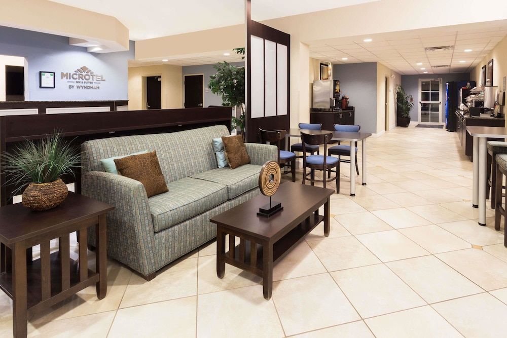 Microtel Inn & Suites by Wyndham Spring Hill/Weeki Wachee 2