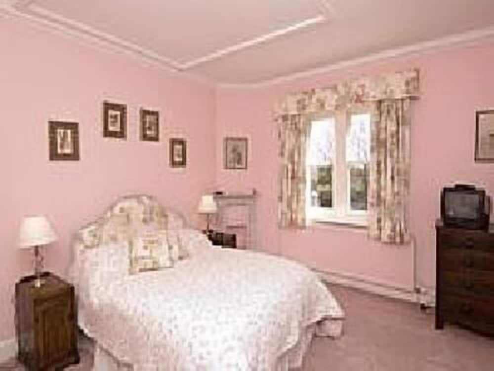 Burcombe Manor 2