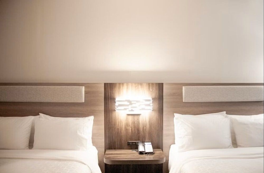Holiday Inn Express & Suites OVERLAND PARK by IHG 1