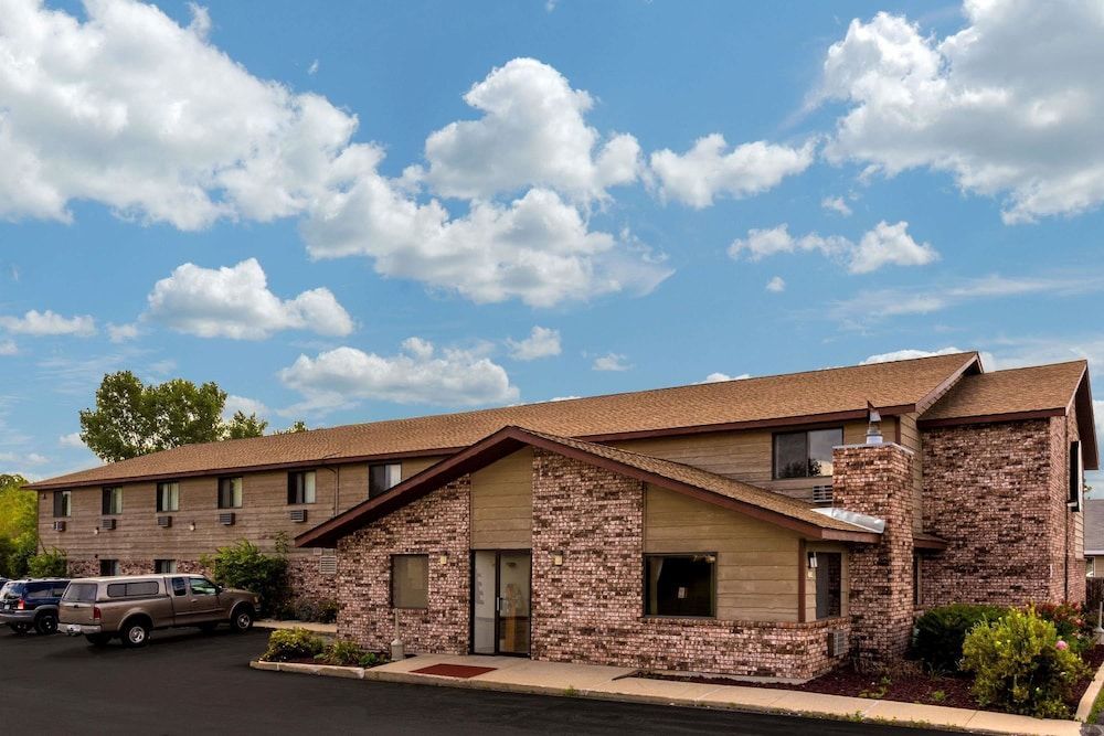 Super 8 by Wyndham Hartford WI 1