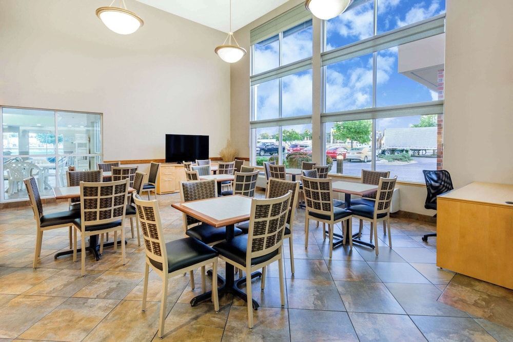 Super 8 by Wyndham Madison South 2