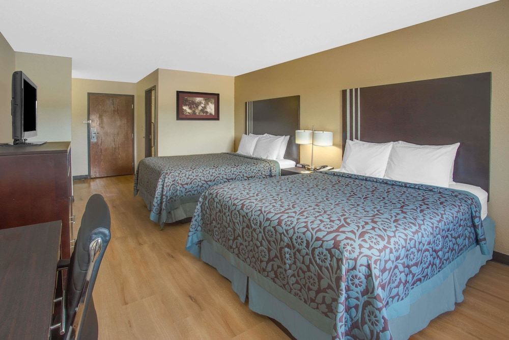 Days Inn by Wyndham Le Roy/Bloomington Southeast 1
