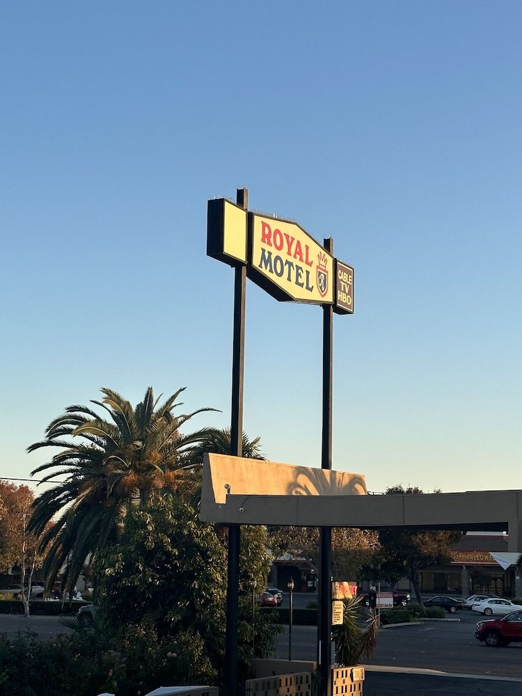 ROYAL MOTEL TRACY 1