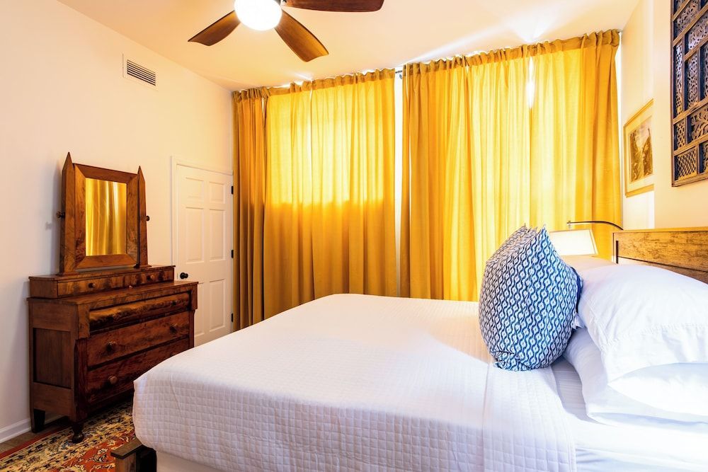 The Woodford Hotel 1