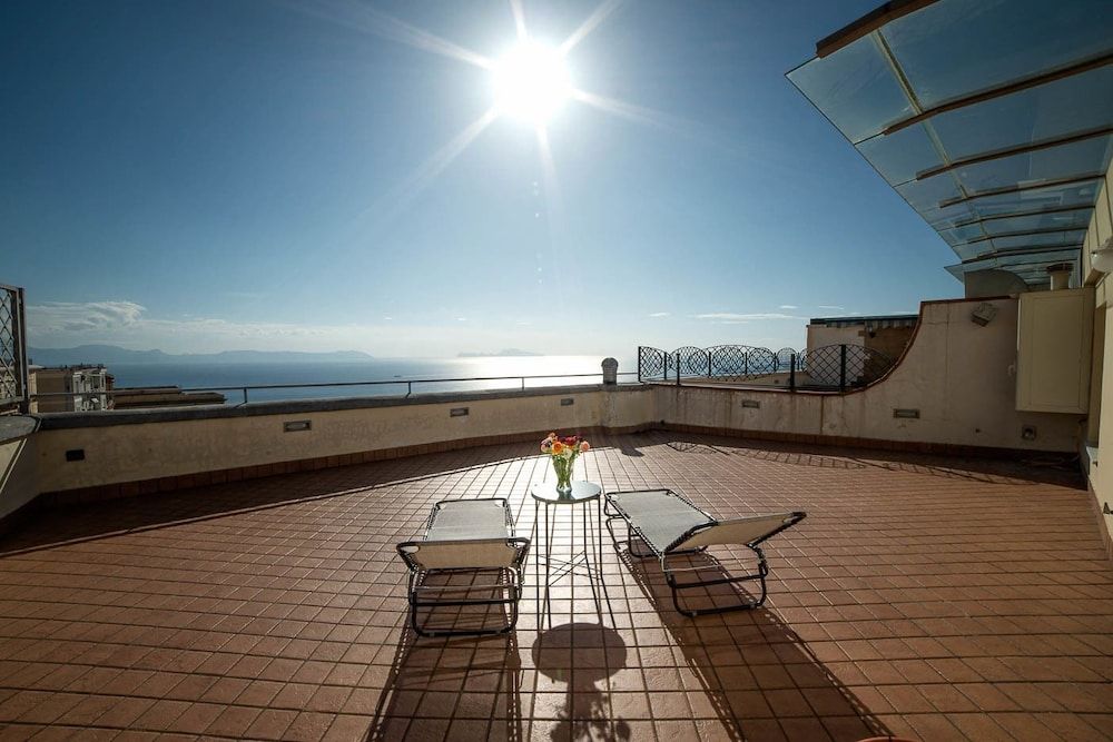 Vomero Roof 1