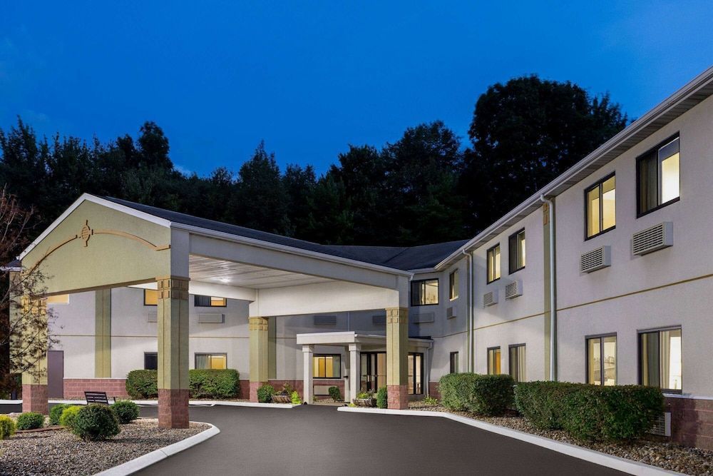 Super 8 by Wyndham Grove City 1