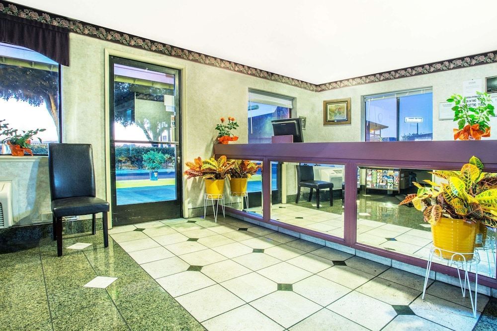 Travelodge by Wyndham Turlock 2
