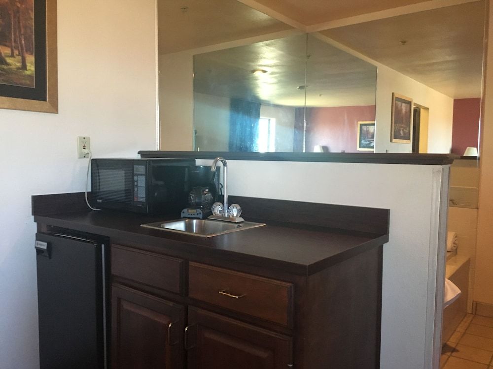 Derby Inn & Suites 2