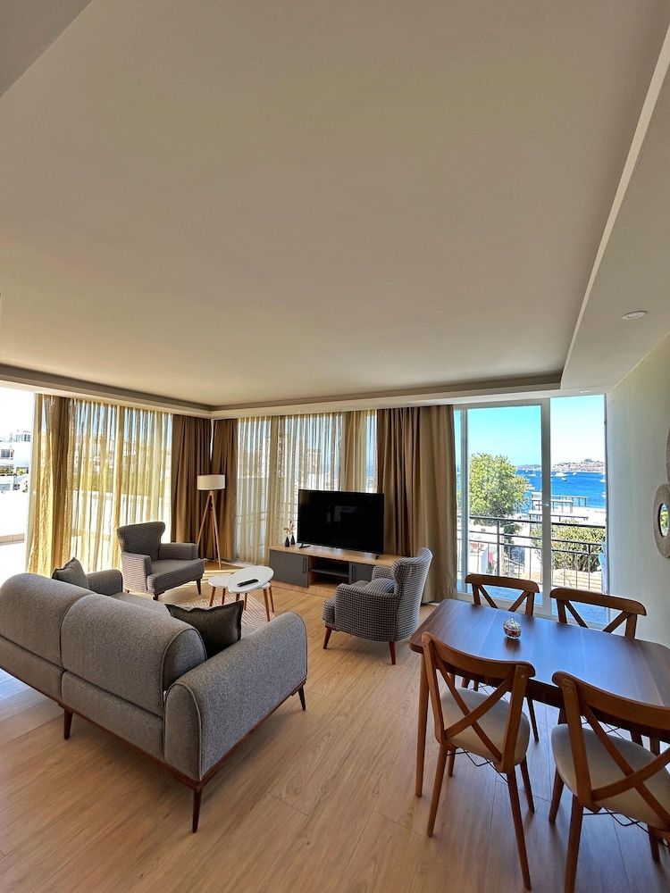 Loca Centre Suites 1