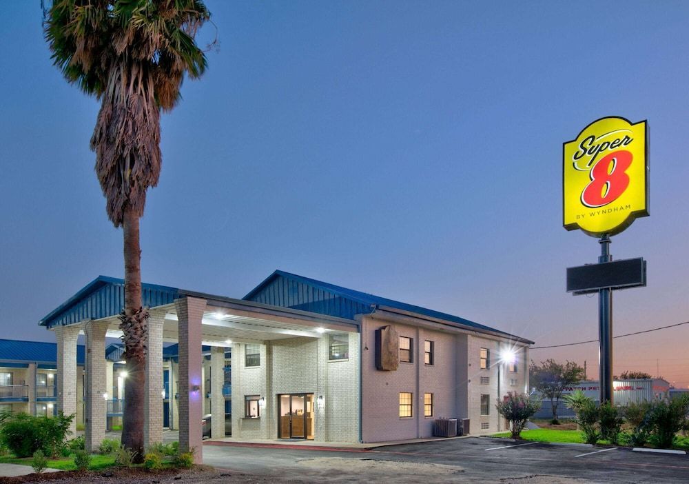 Super 8 by Wyndham Victoria - South - Hwy 59 1