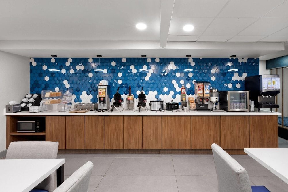 La Quinta Inn & Suites by Wyndham Houston Stafford Sugarland 1