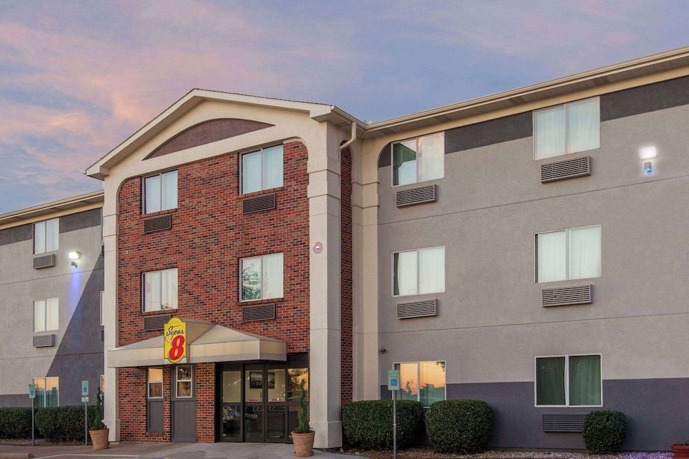 Super 8 by Wyndham Bedford DFW Airport West 1