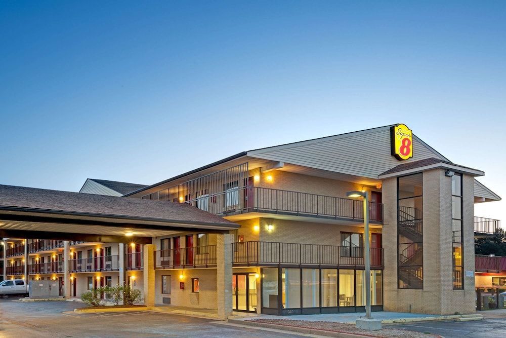 Super 8 by Wyndham Fredericksburg 1