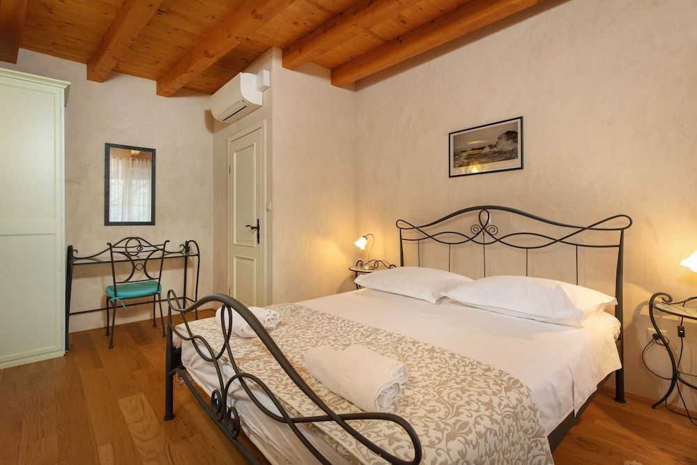 Villa Mama - Traditional Apartments in Omis, free parking 2
