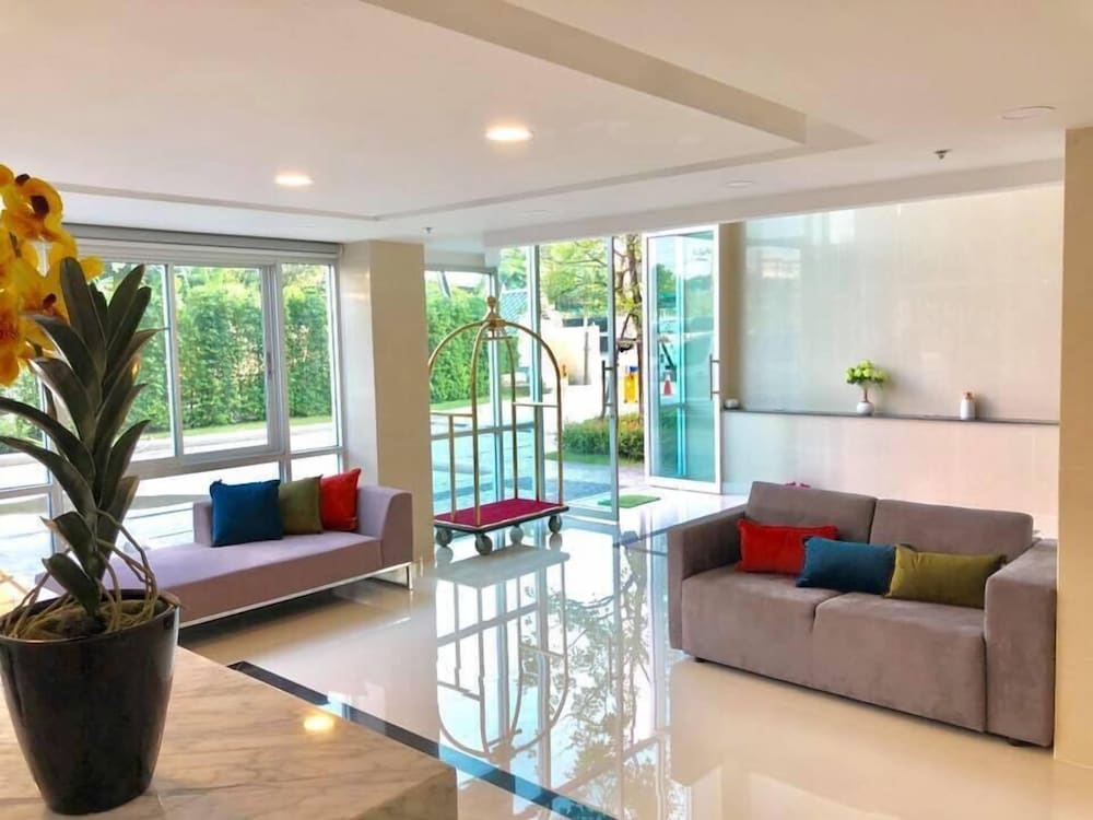 The Lux Ladprao 10 2