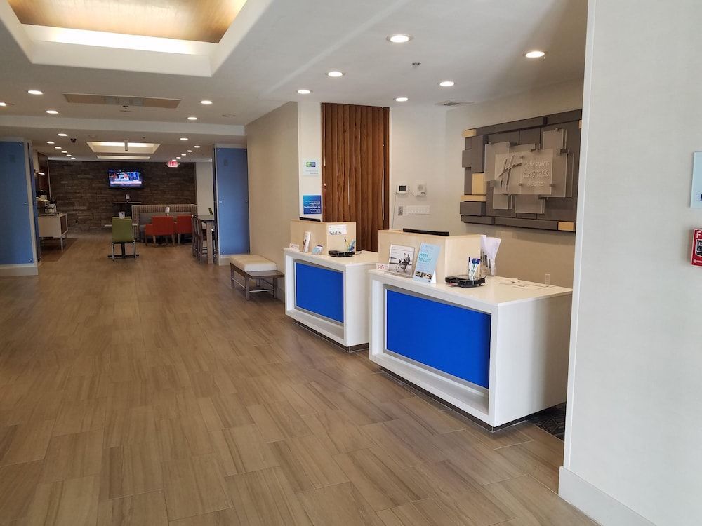 Holiday Inn Express & Suites DINUBA WEST by IHG 2