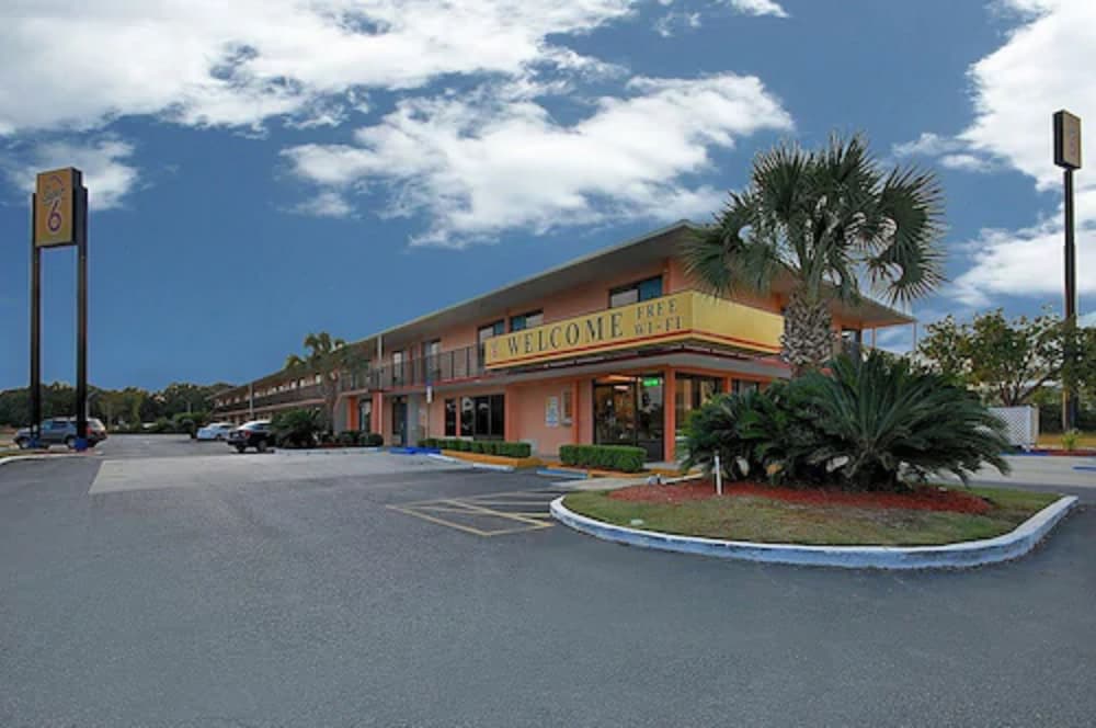 Super 6 Inn & Suites 1