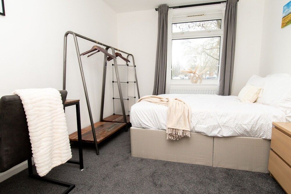 Stunning 1-bed Entire Apartment in Teddington 1