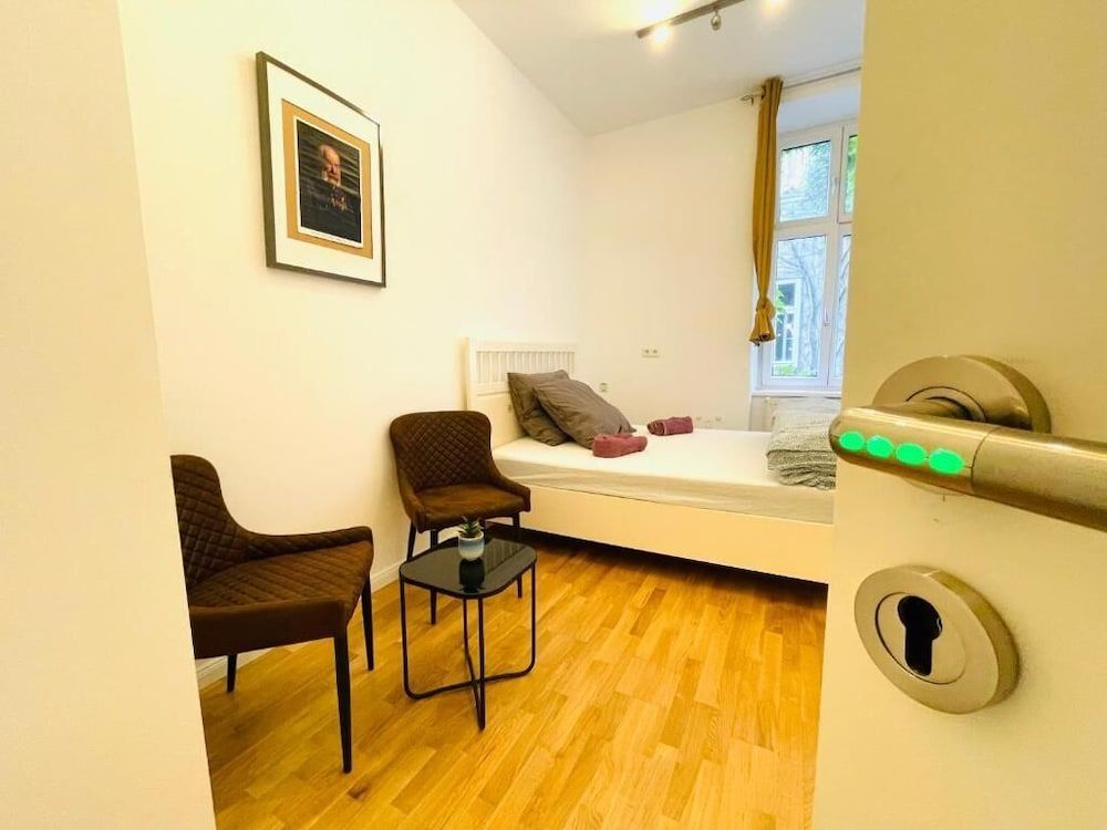 Direct City Center Rooms-Josefs Rooms 1