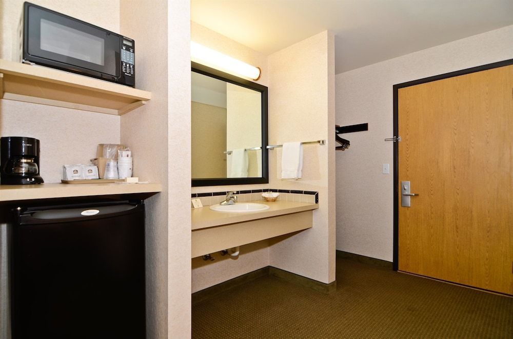 Best Western Oak Meadows Inn 2