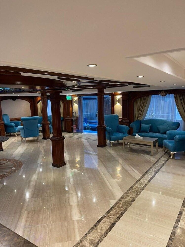 Mimi and Diamond Hotel 2