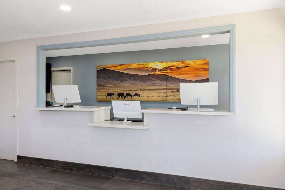 Days Inn by Wyndham Bakersfield 2