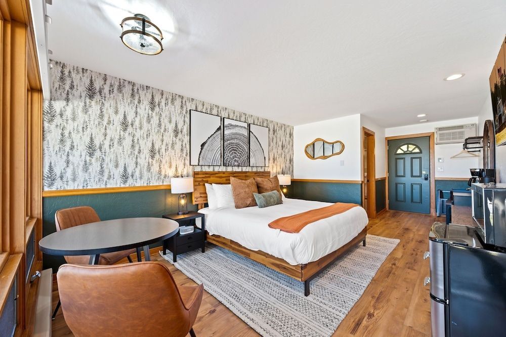 Spruce & Shore Motel 2