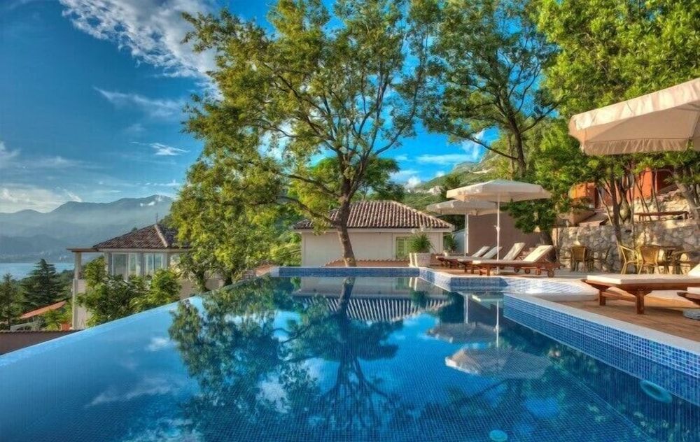 Harmonia Bungalows & Pool 1