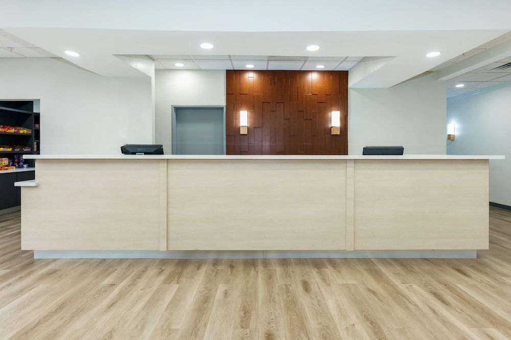 Comfort Suites University Drive 2