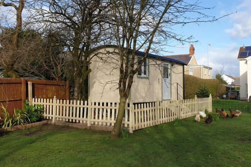 Duck House - 1 Bed Shepherds Hut - Gower 2