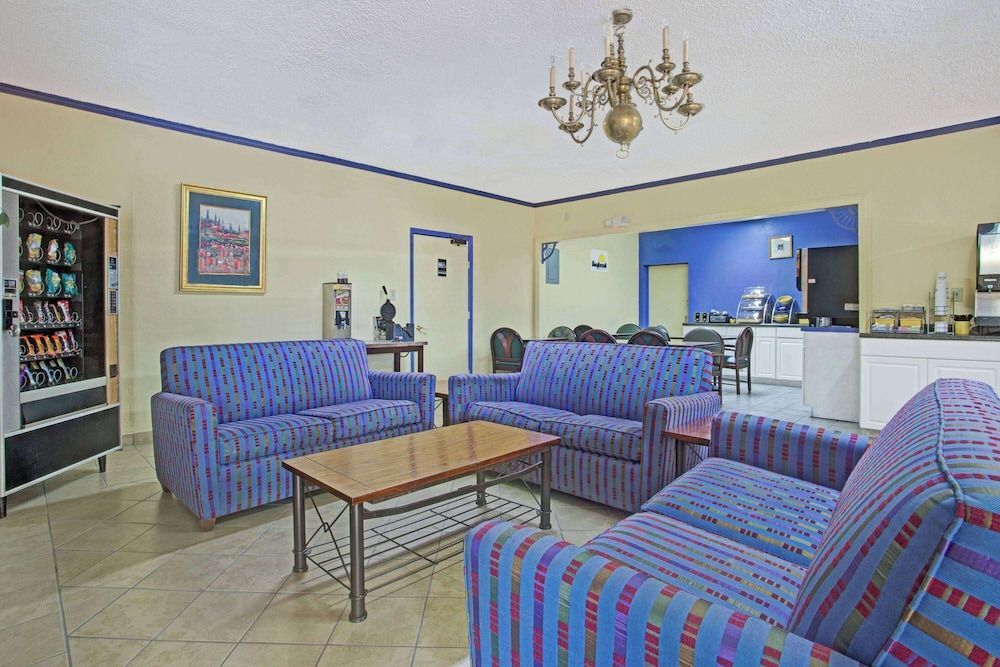 Days Inn by Wyndham Benson 2