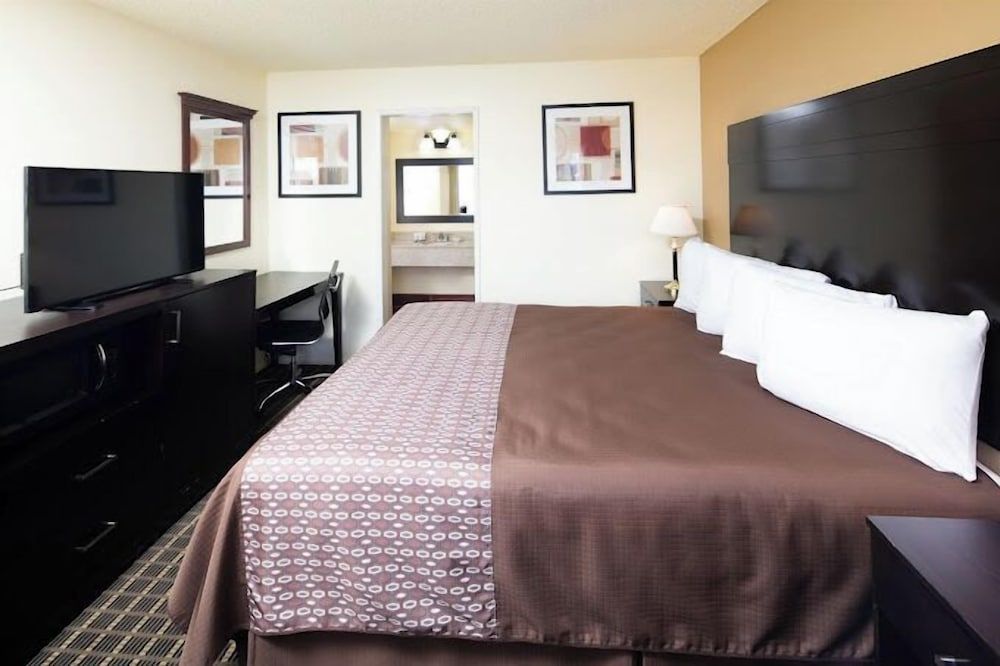 GuestPlace Inn & Suites 1