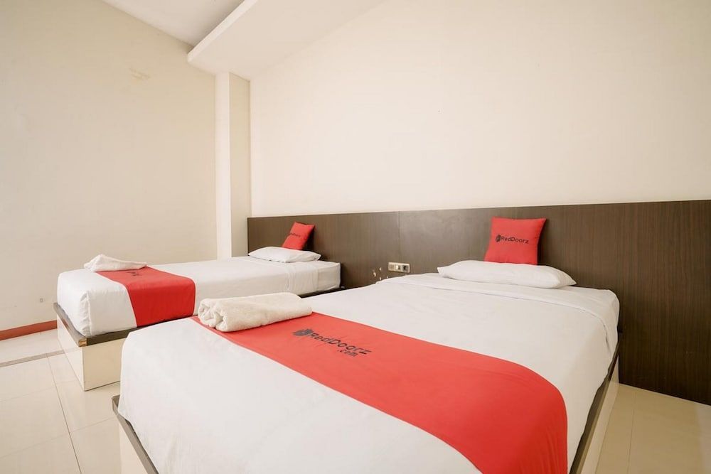 RedDoorz near Pantai Pede 1