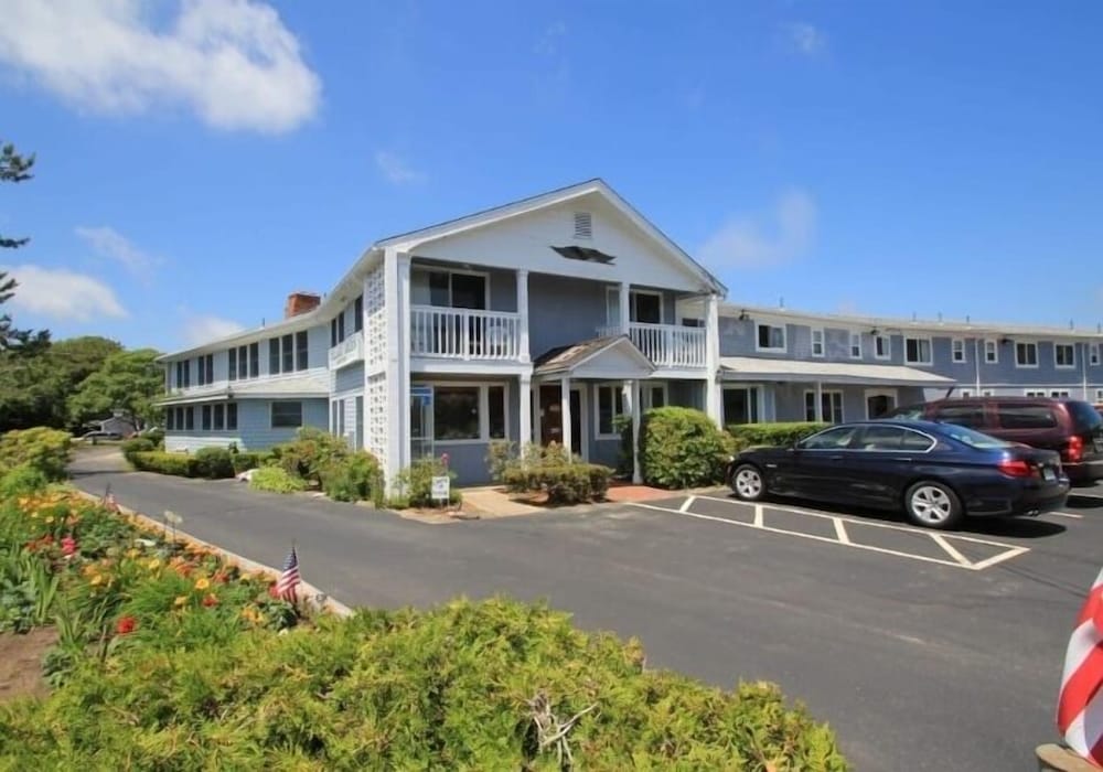 VILLAGE GREEN MOTEL 1