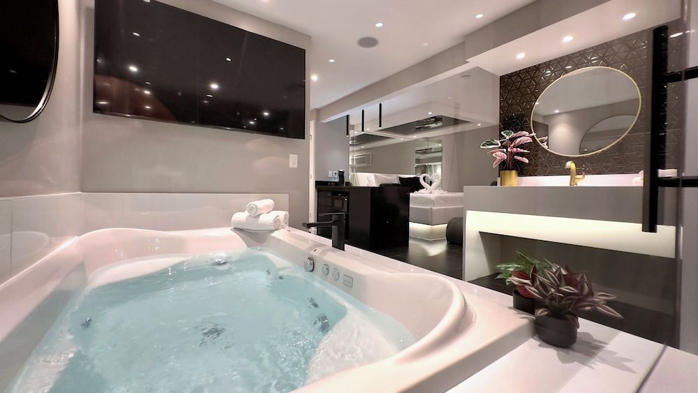 Sybaris Pool Suites 1
