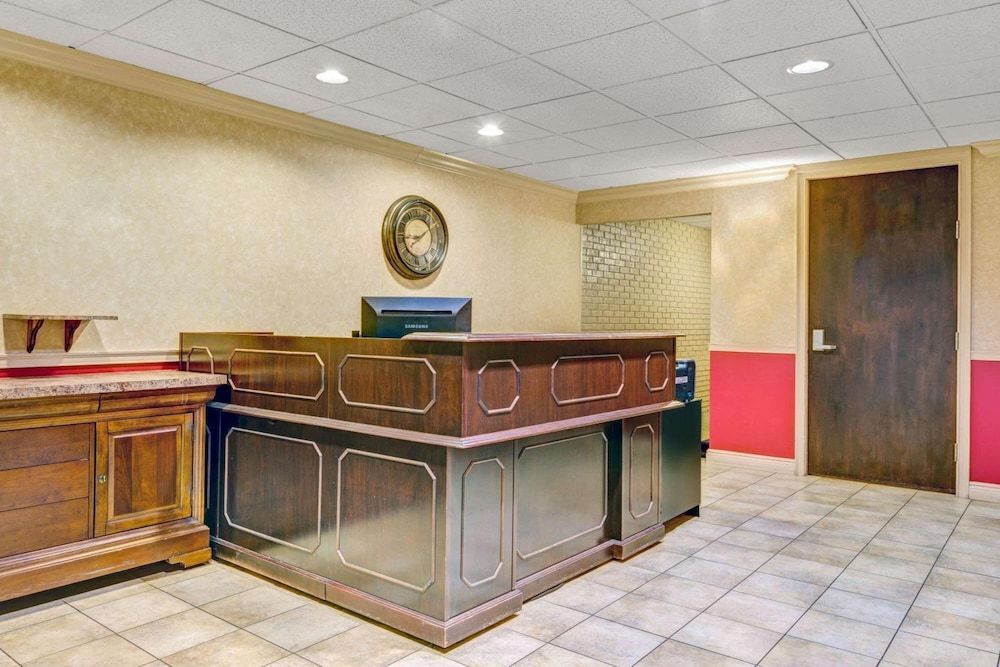 HomeSpring Inn & Studios 1