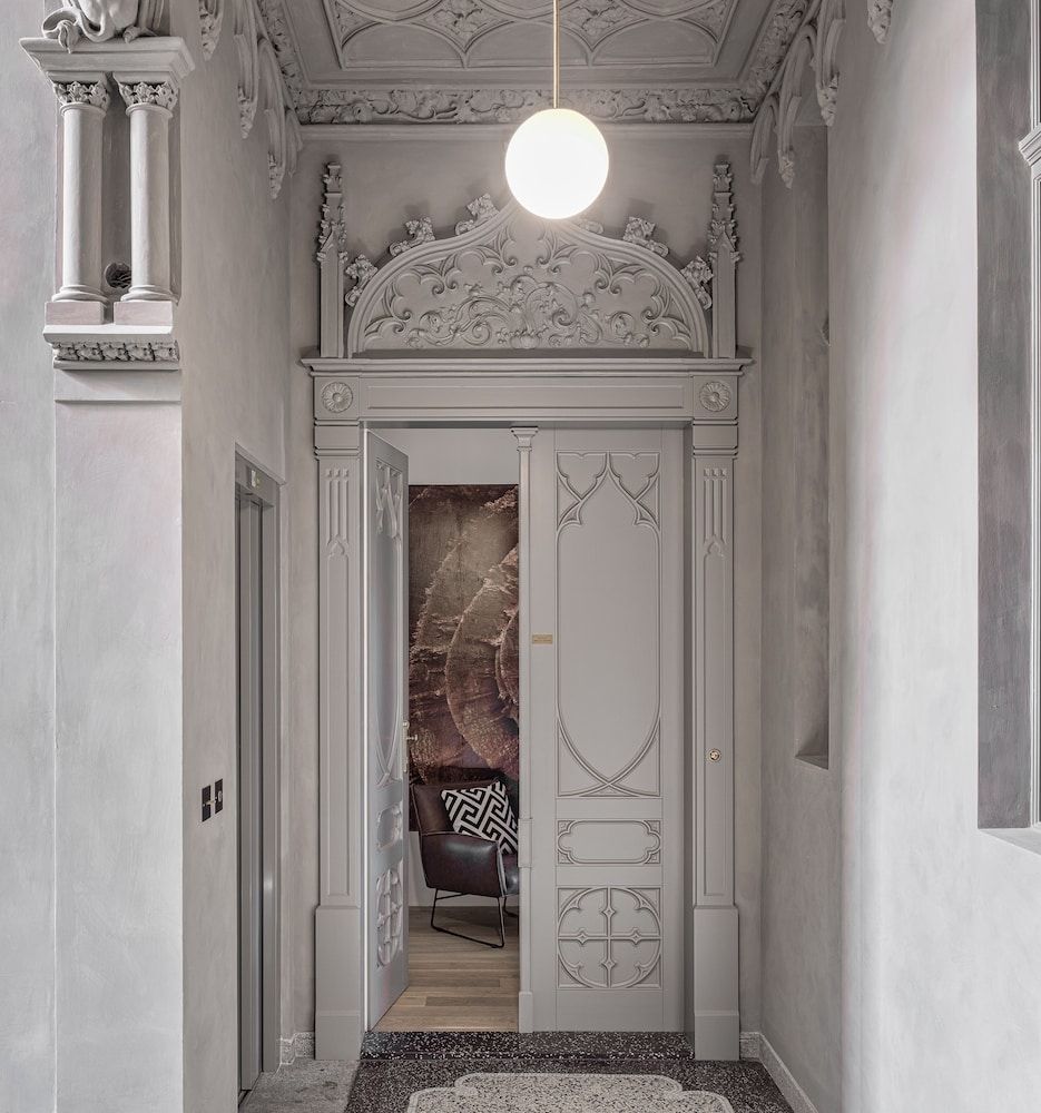 MN6 Luxury Suites by Adrez 2