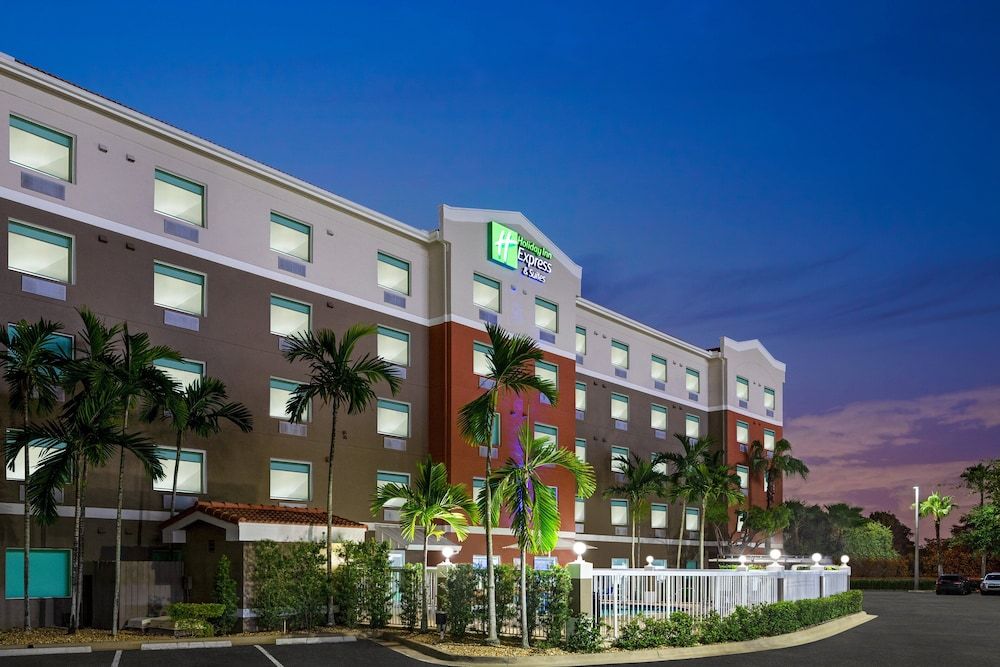 Holiday Inn Express & Suites PEMBROKE PINES-SHERIDAN ST by IHG 1