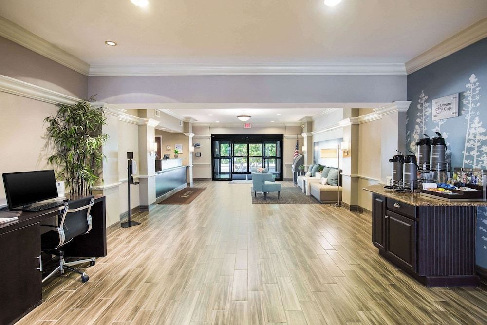 Sleep Inn & Suites Dunmore 2