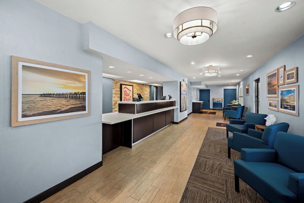 Red Roof Inn PLUS+ & Suites Naples Downtown-5th Ave S 2