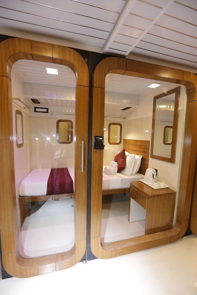 Qubestay Airport Capsule Hotel & Hostel 1