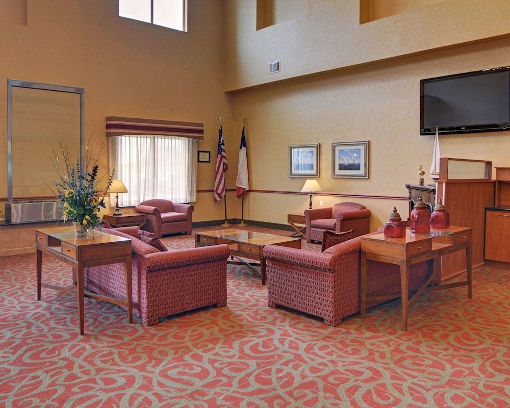 Quality Suites Near Cedar Creek Lake 1