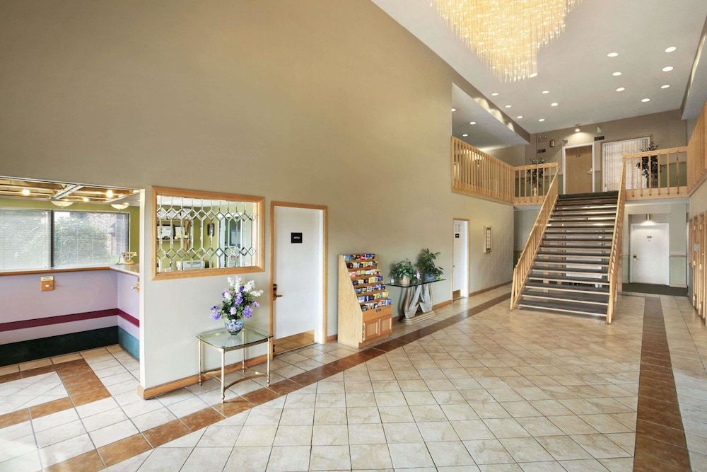 Super 8 by Wyndham Columbia City 2
