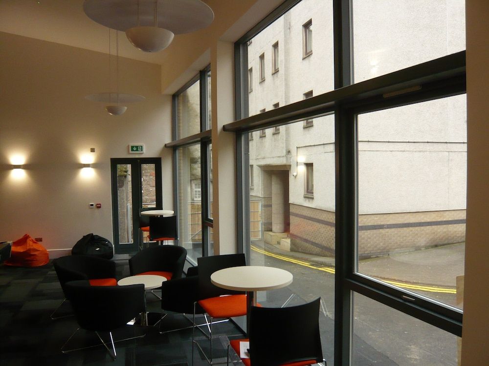JOIVY Budget 4,5 and 6 bed private flats, in Historic Old Town - Adults Only 2