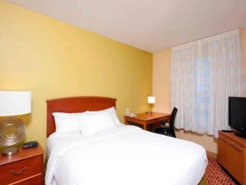 MainStay Suites Bloomington near University 2