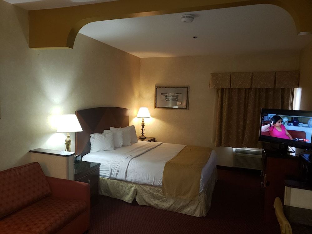 A Victory Suites Warren 1