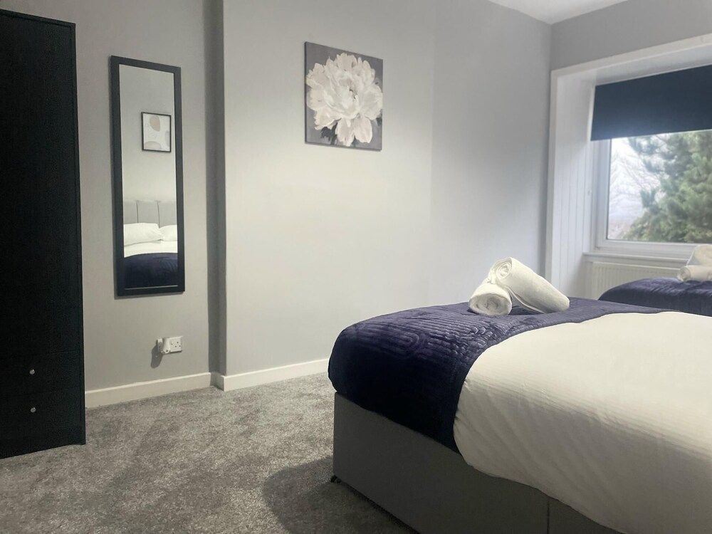 Immaculate 3-bed Apartment in Glasgow Close to M8 2
