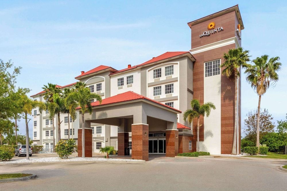 La Quinta Inn & Suites by Wyndham Ft. Pierce 1